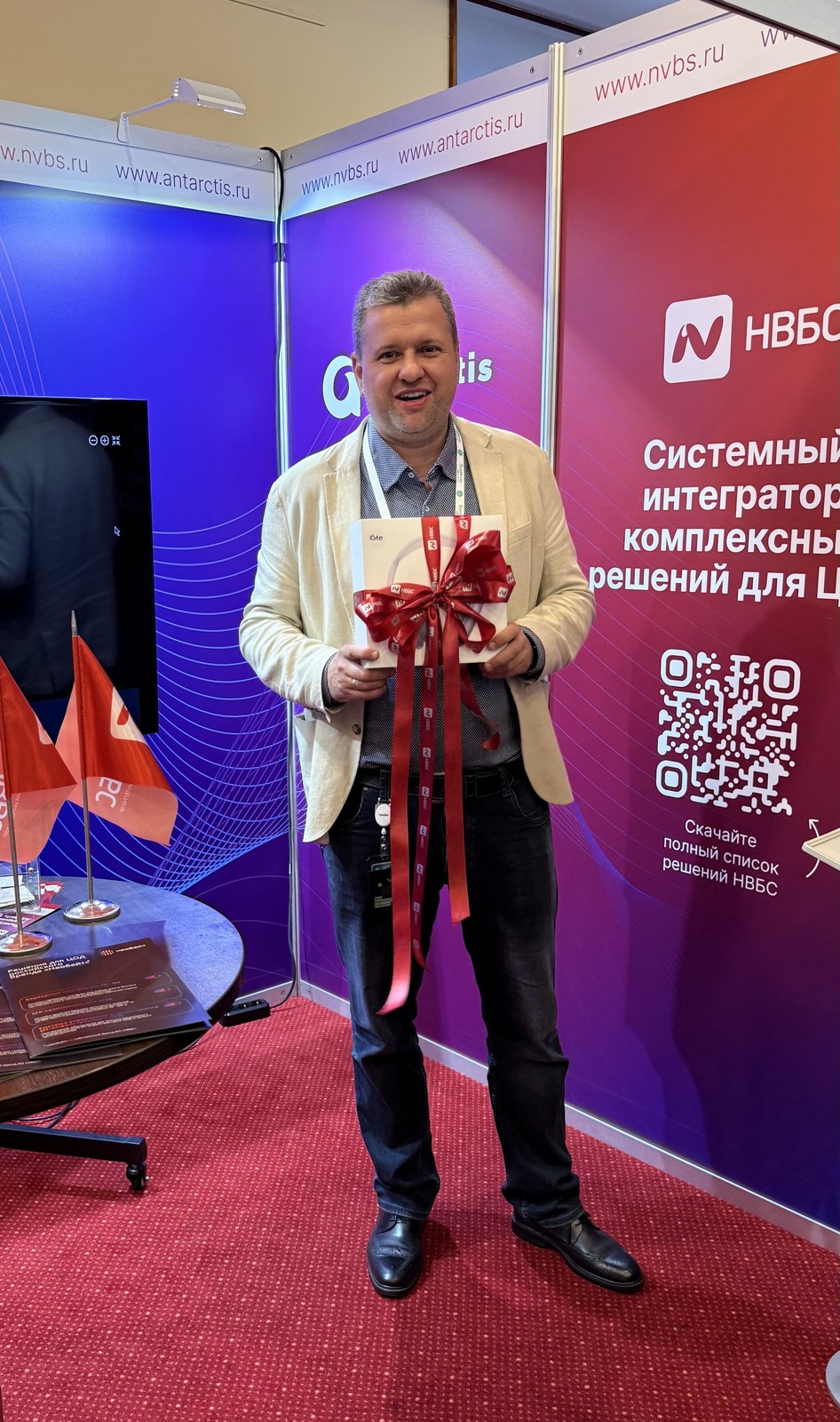 Победитель розыгрыша с призом у стенда № 36